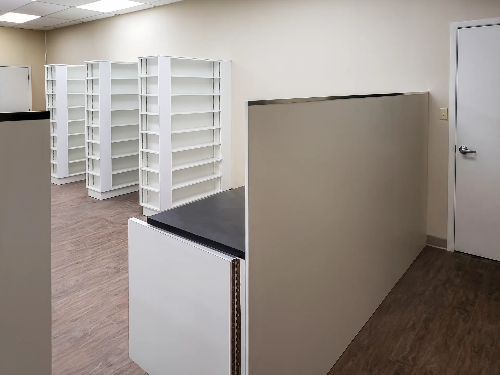Pharmacy bench with adjustable shelving standards
